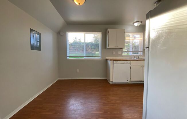 2 beds, 1 bath, 950 sqft, $1,645, Unit I