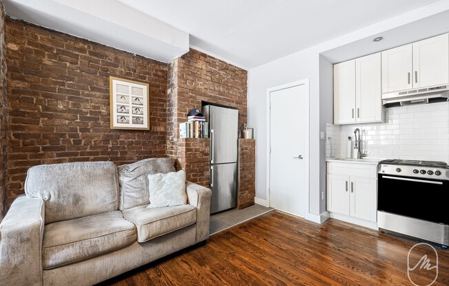 310 W 22 ST