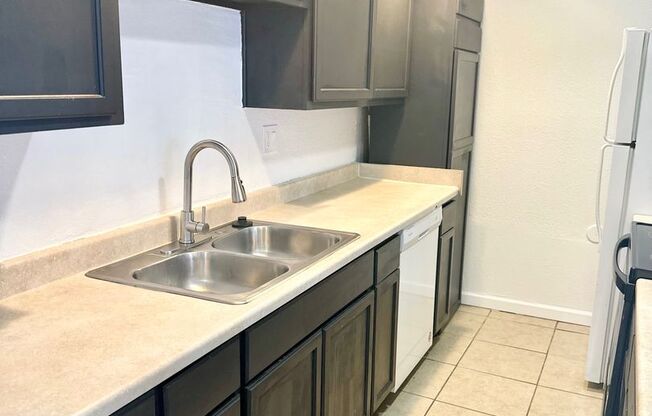 2 beds, 2 baths, 902 sqft, $1,195, Unit #140