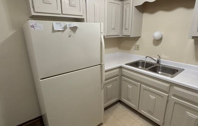 1 bed, 1 bath, 700 sqft, $899, Unit Custer-107
