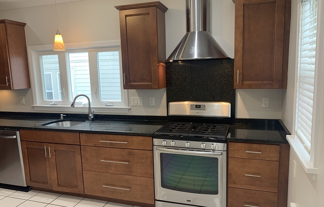 2 beds, 1 bath, $2,500, Unit 1