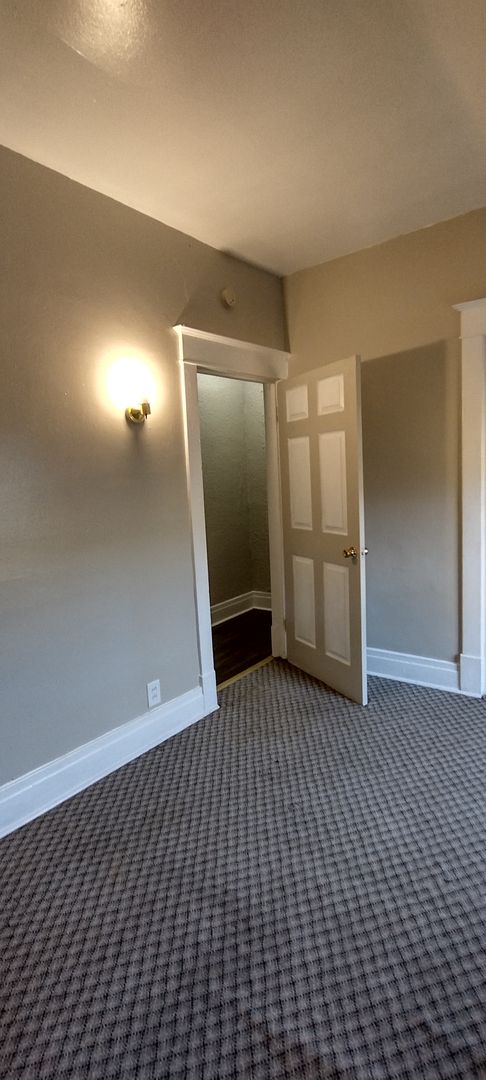 3 beds, 1 bath, $1,400, Unit 3