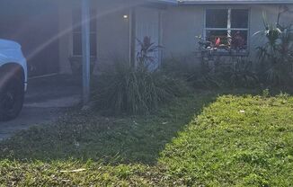 2/2 DUPLEX WITH CARPORT