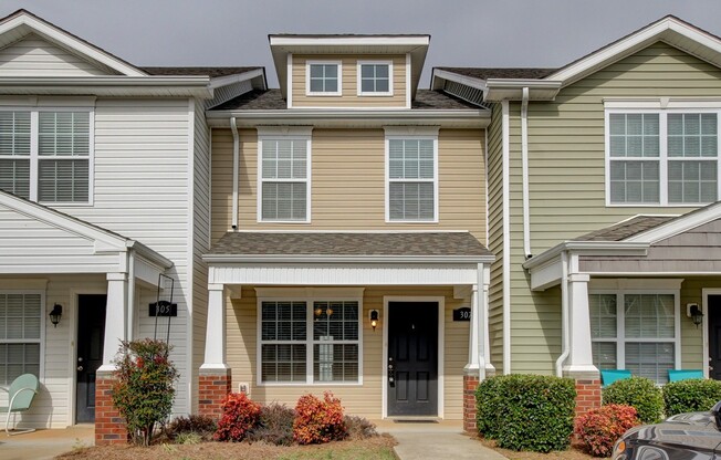 Beautiful Town Home Across From Tennova and Minutes to I-24 With Hardwood Flooring