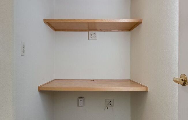 2 beds, 1 bath, $1,750, Unit # 2093