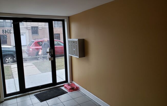 Spacious, Light Drenched 2 Bedroom / 1 Bathroom in the Heart of Irving Park (DOGS WELCOME!!)