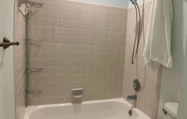 2 beds, 2 baths, $1,595, Unit Unit 1A32