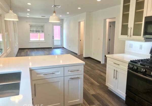 1110 1/2 N BENTON WAY