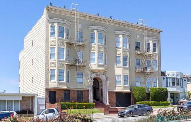 Sunset: Massive Remodeled Top Floor Apartment w/ Views, Onsite Laundry & Optional Parking