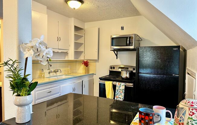 Affordable 2-bedroom, 1-bath apartment on Pacific Avenue, Tacoma.