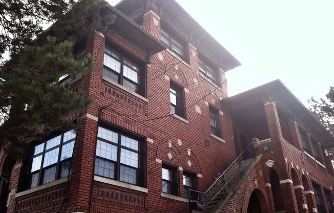 *** Large 3 & 4 Bedroom Apartments in Squirrel Hill * Pet Friendly * Sunroom, patios, spacious homes * Available Now ***