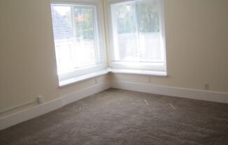 Large Top Floor Room, Weekly Cleaning Service (common areas), Fully Equipped Kitchen, 3 Minute Walk to UW