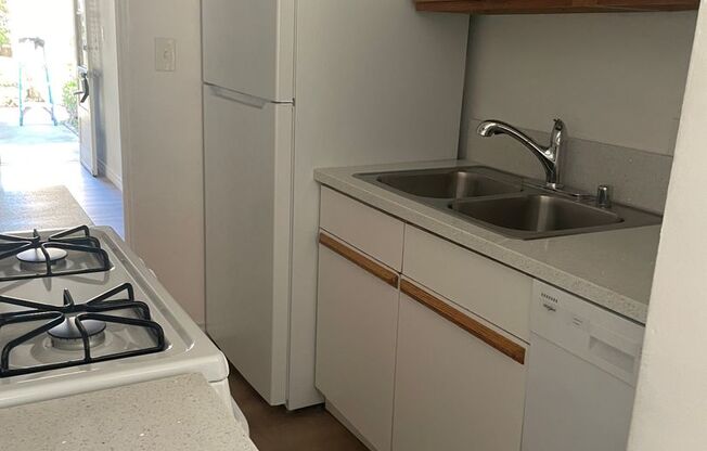 3 beds, 1 bath, $2,795, Unit 4310.5