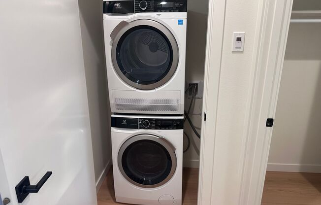 2 beds, 2 baths, $2,121, Unit 201-MFTE