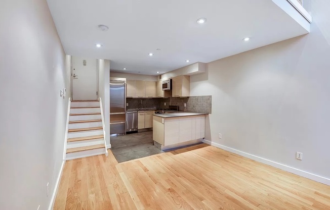 215 E 81 ST