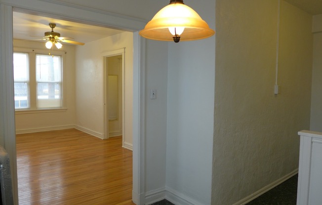Studio, 1 bath, 400 sqft, $785, Unit 208