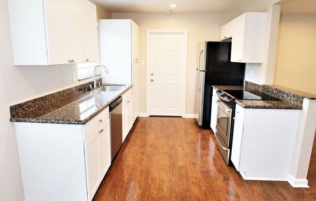 Beautiful 2 bed/1 bath Duplex with Attached Garage in Redwood City Available NOW! Pet friendly!