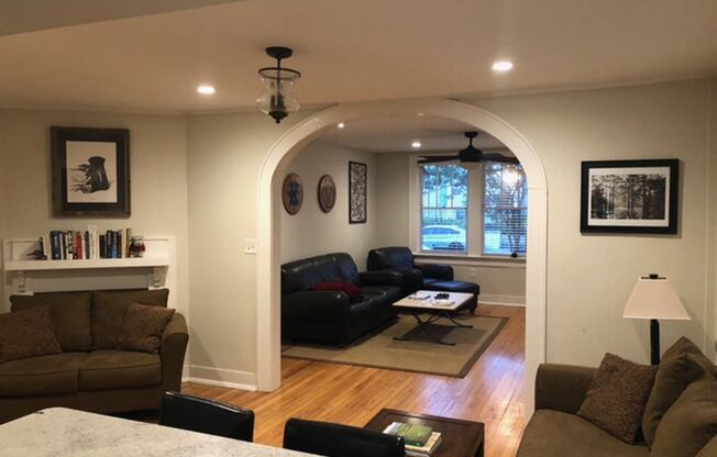 2 bedroom / 1 bath ~ Downtown Charleston