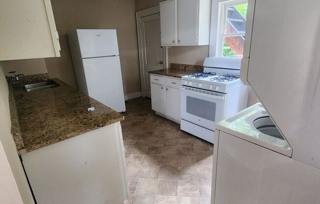 3 beds, 1 bath, $2,200, Unit Apt A