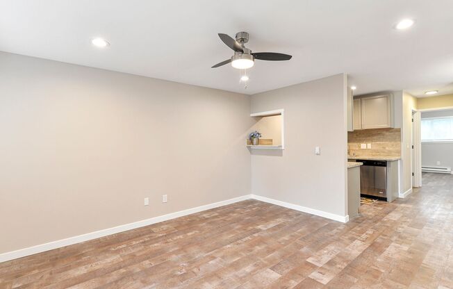 Gorgeous Remodeled Top Floor Condo, Kent East Hill