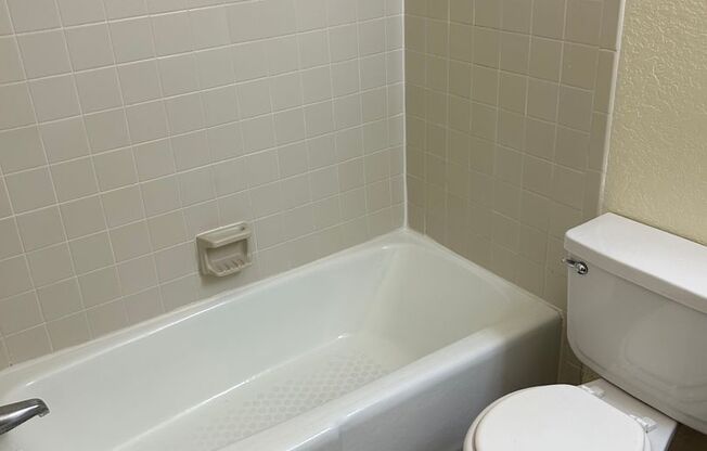 2 beds, 2 baths, 957 sqft, $1,015, Unit 08