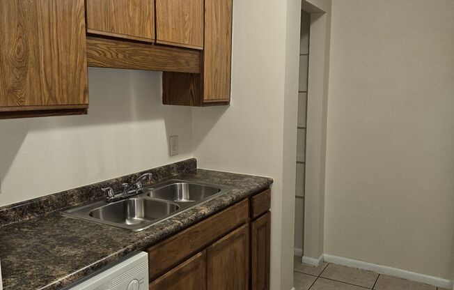 2 beds, 1 bath, $1,250, Unit Apt 25