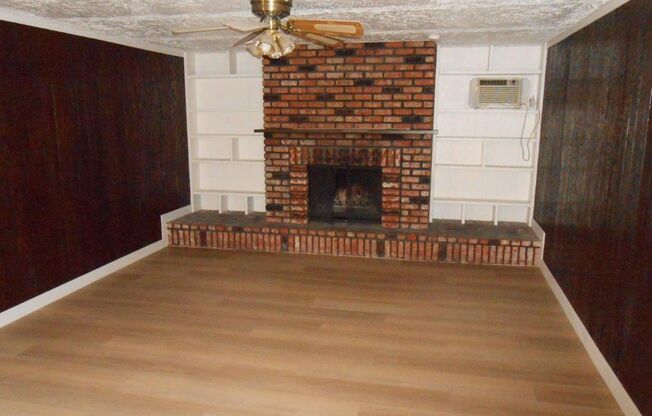 Single Story Home w/4 Bedrooms in Spring Valley