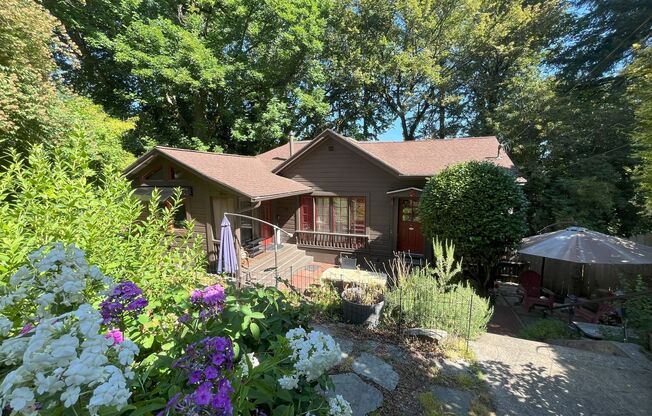 Historic 2-Bedroom Home with Vintage Charm: A Nature Lover’s Retreat in the City!