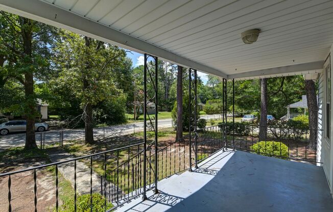 Charming 2 Bedroom Home, close to USC & located on a Large Lot!
