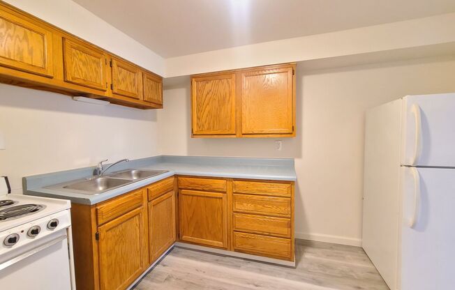 Studio, 1 bath, 450 sqft, $800, Unit 6