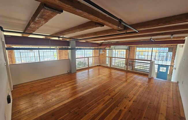 Unique & Spacious Live / Work Loft in the Vibrant city of Oakland CA!