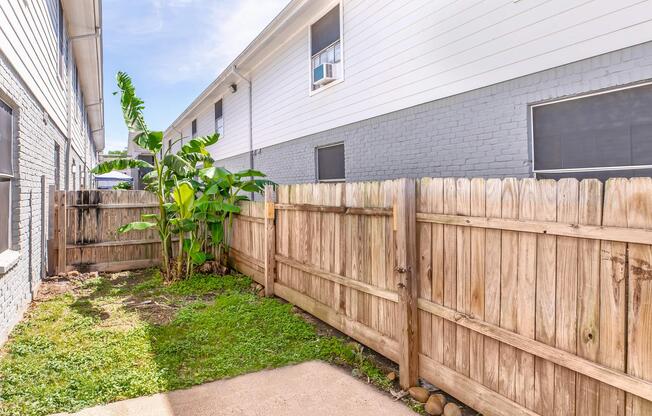 2 beds, 1 bath, 1,010 sqft, $1,205