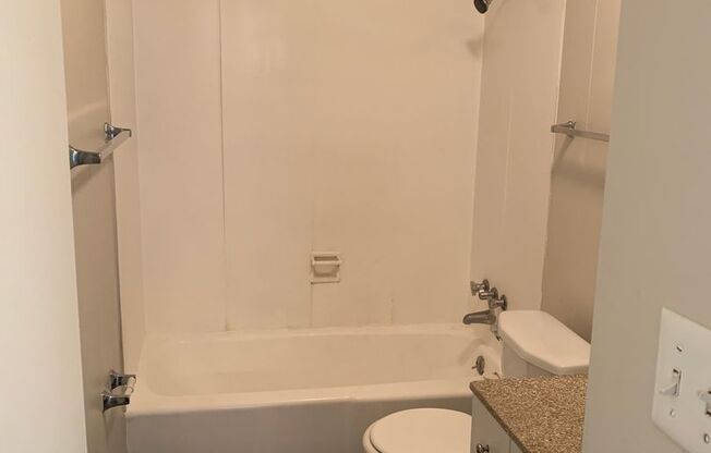 2 beds, 1 bath, 764 sqft, $900, Unit 57C