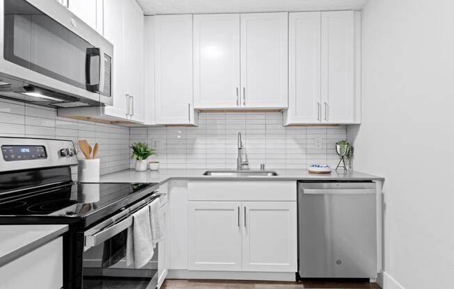 Modern Kitchen with Stainless Steel Appliances at Veranda La Mesa Apartments in La Mesa, CA 91942