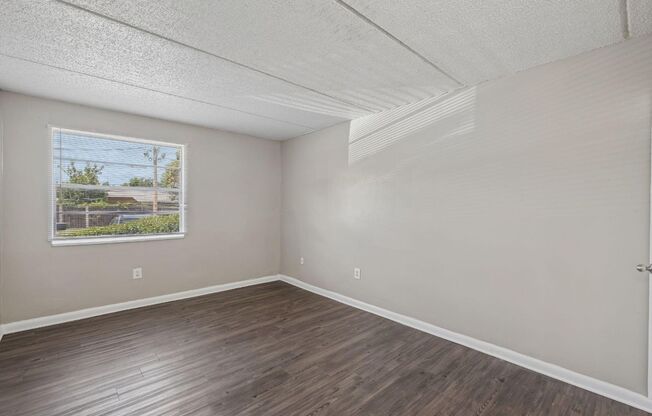 2 beds, 1 bath, $1,000, Unit 48