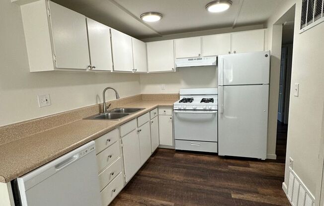 2 beds, 1 bath, 905 sqft, $1,400, Unit 5478-B