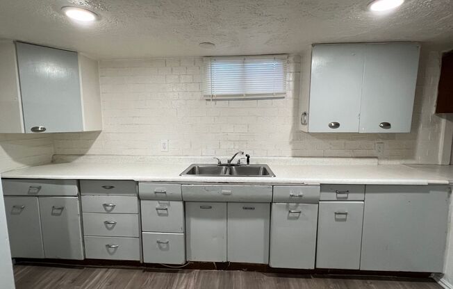 3 beds, 1 bath, $1,225, Unit 2651 S Grant 1/2