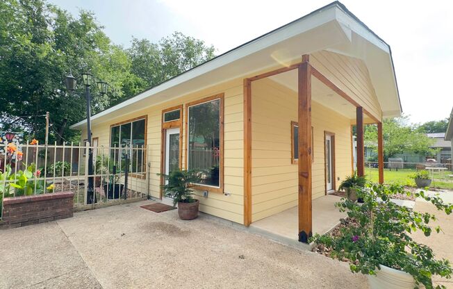 Gorgeous 1/1 Home Available for Immediate Move In!
