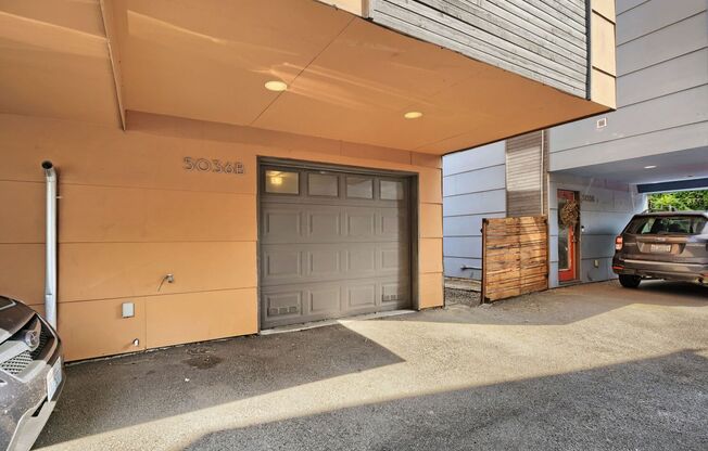 Beautiful 2 Bed Townhome Conveniently Located In Seattle!