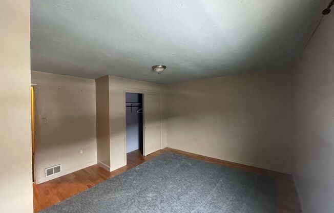 2 beds, 1 bath, $1,100, Unit 128 Railroad Street