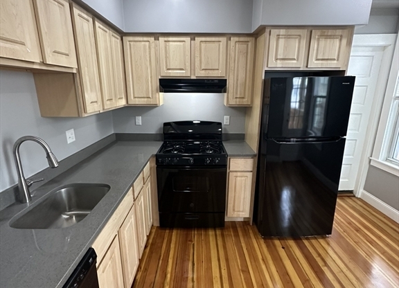 3 beds, 1 bath, 1,228 sqft, $3,250, Unit 3