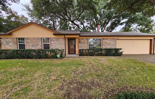 3 bedroom, 2 bathroom home is conveniently located near Cooper and Road to Six Flag