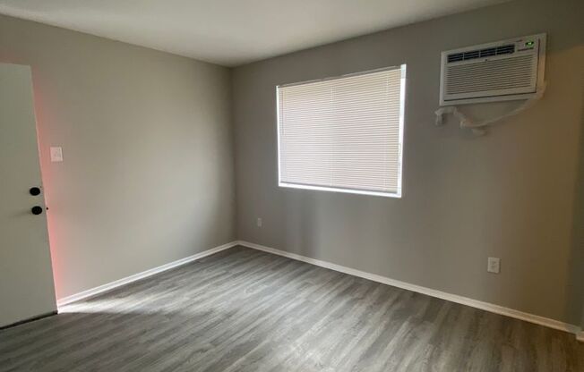 1 bed, 1 bath, $835, Unit 3320 Greenwood Blvd #04