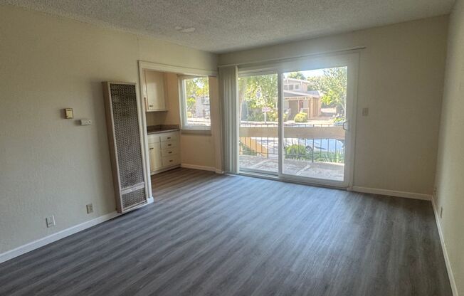 Beautiful studio apartment in a well-maintained building on Solano Ave