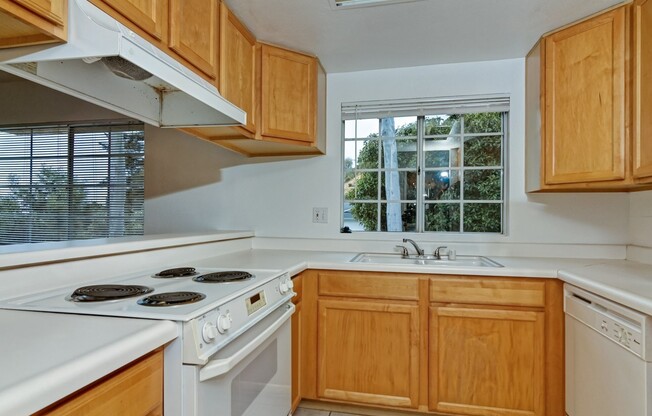 Sunny Top Floor Condo With Private Balcony In Pacific Beach