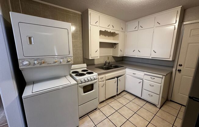 1 bed, 1 bath, $725, Unit # REAR