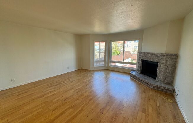 Bright 2BR/2BA Condo in Prime Richmond District—In unit laundry & Private Deck