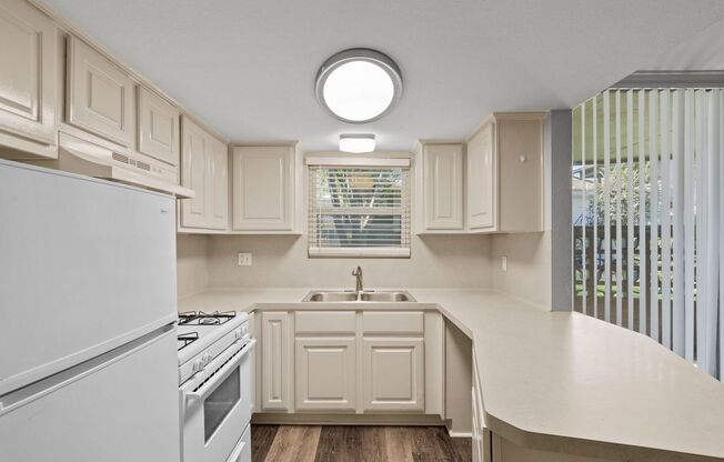 Studio, 1 bath, 648 sqft, $999, Unit #35