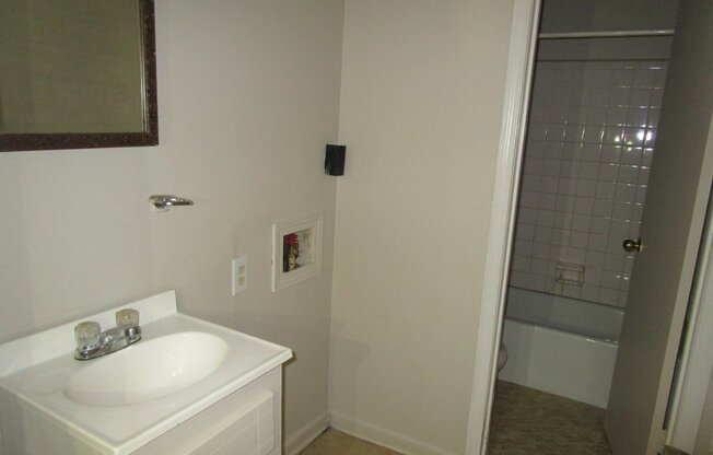 2 beds, 1 bath, $975, Unit Apt 3