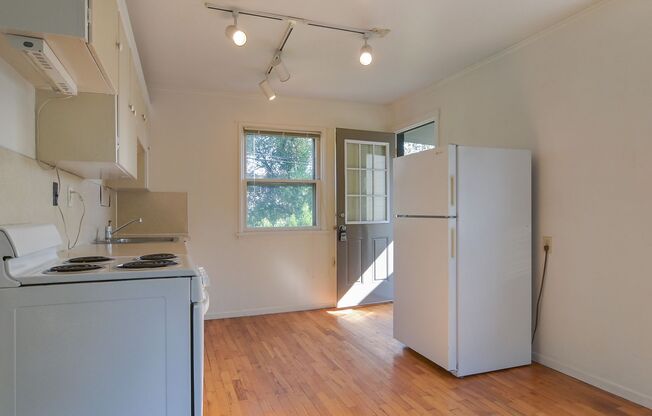 Studio, 1 bath, $1,100, Unit F